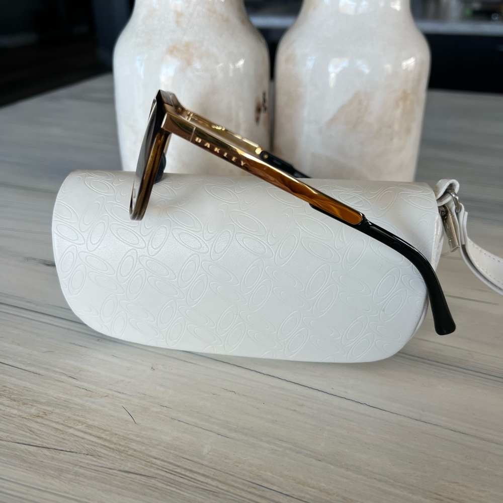 New Oakley Ladies Eyeglass Frame